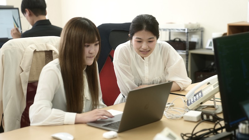 システム開発 システム事業部 新人社員への細やかな気配り SIA株式会社 | SIA株式会社 - システム開発 Webシステム開発 iOSアプリ開発 システム開発 システム事業部 新人社員への細やかな気配り SIA株式会社